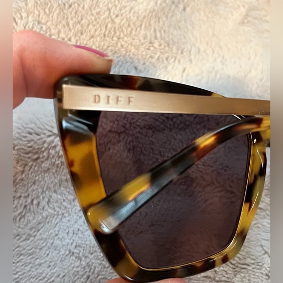 DIFF Tortoise Sunglasses LIKE NEW! main image 7
